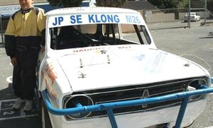 Jong man staan groot skoene vol 